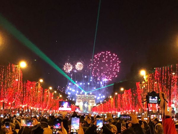 フランス・パリ「ストライキ中のパリでカウントダウン」の写真