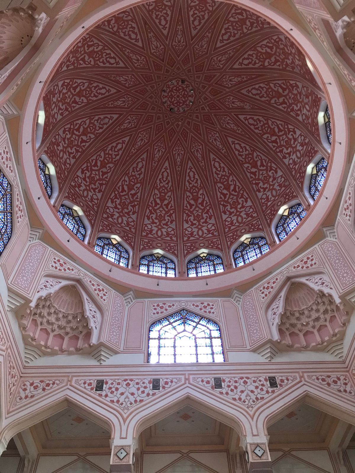 ピンクモスクことプトラモスク🕌
モスクのシンメトリーさは圧巻😌