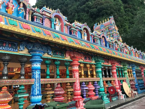 マレーシア「クアラルンプール」の写真：バトゥ洞窟
朝イチに行ったら観光客もほぼ...