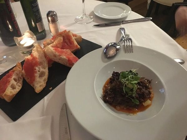 スペイン・バルセロナ「2017年 カタルーニヤ　イビサ」の写真：2人の案内でカタルーニャ料理を出すお店へ。

