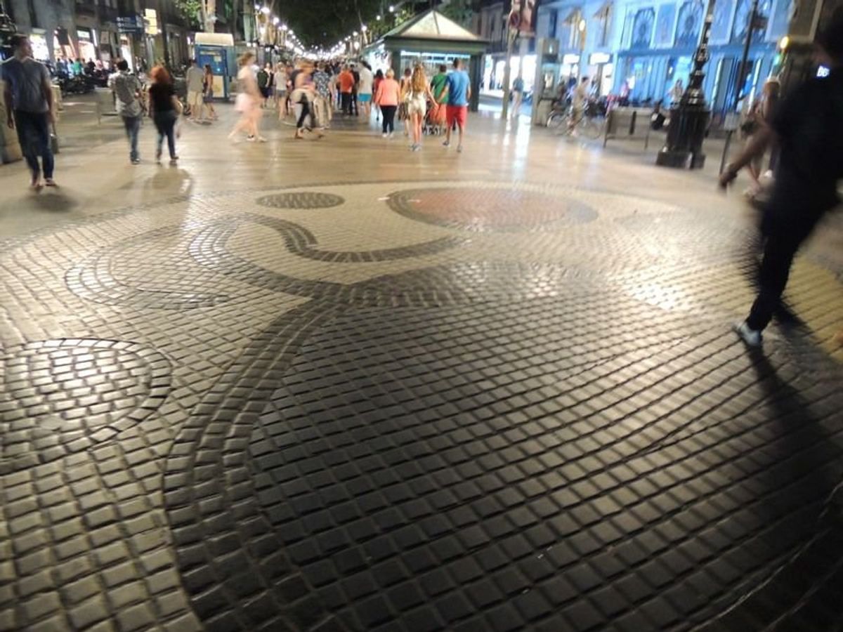 ミロのモザイク。夜のバルセロナ。大通りを案内してもらう。活気があり、夜でも...