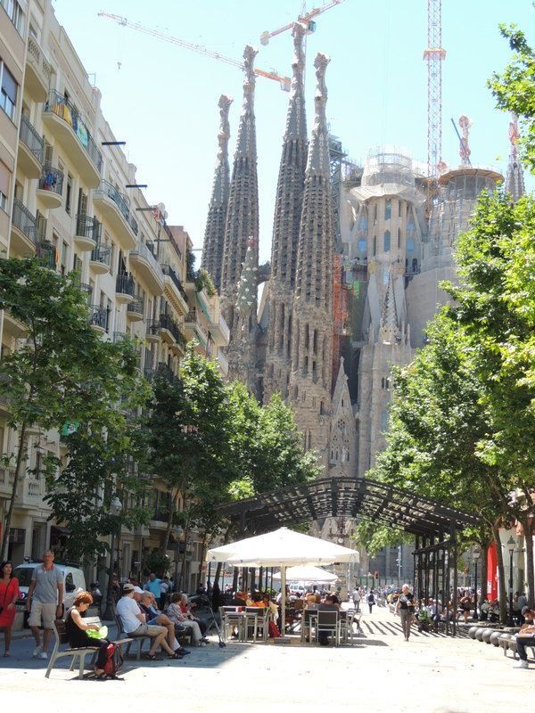 スペイン・バルセロナ「2017年 カタルーニヤ　イビサ」の写真：サグラダファミリアの正面には人があふれて...
