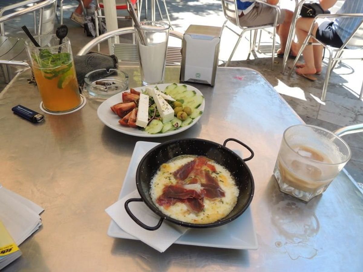 サグラダファミリアの正面には人があふれていた。正面自体も何度も写真で見たこ...