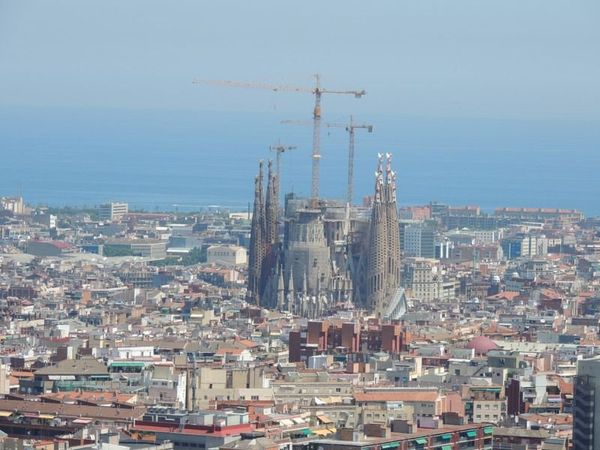 スペイン・バルセロナ「2017年 カタルーニヤ　イビサ」の写真：ゴルゴダの丘より。生活の一部のサグラダフ...