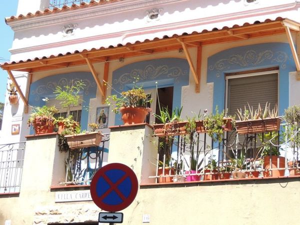 スペイン・バルセロナ「2017年 カタルーニヤ　イビサ」の写真：普通の民家なんだけど艶やかで涼しそうで、...