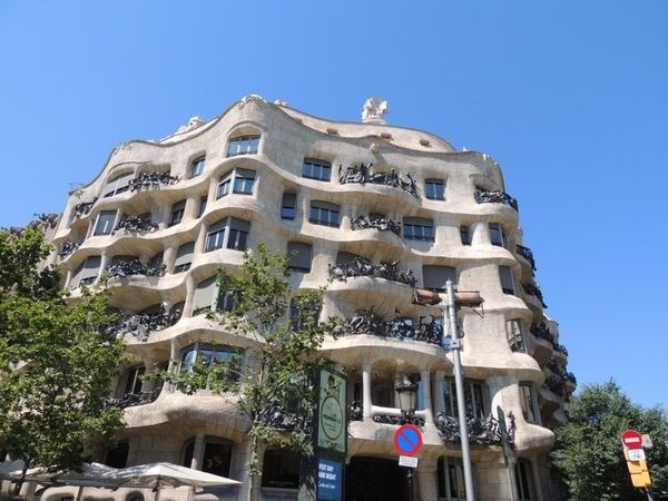 スペイン・バルセロナ「2017年 カタルーニヤ　イビサ」の写真：街にはガウディ建築がたくさんあって
どこ...