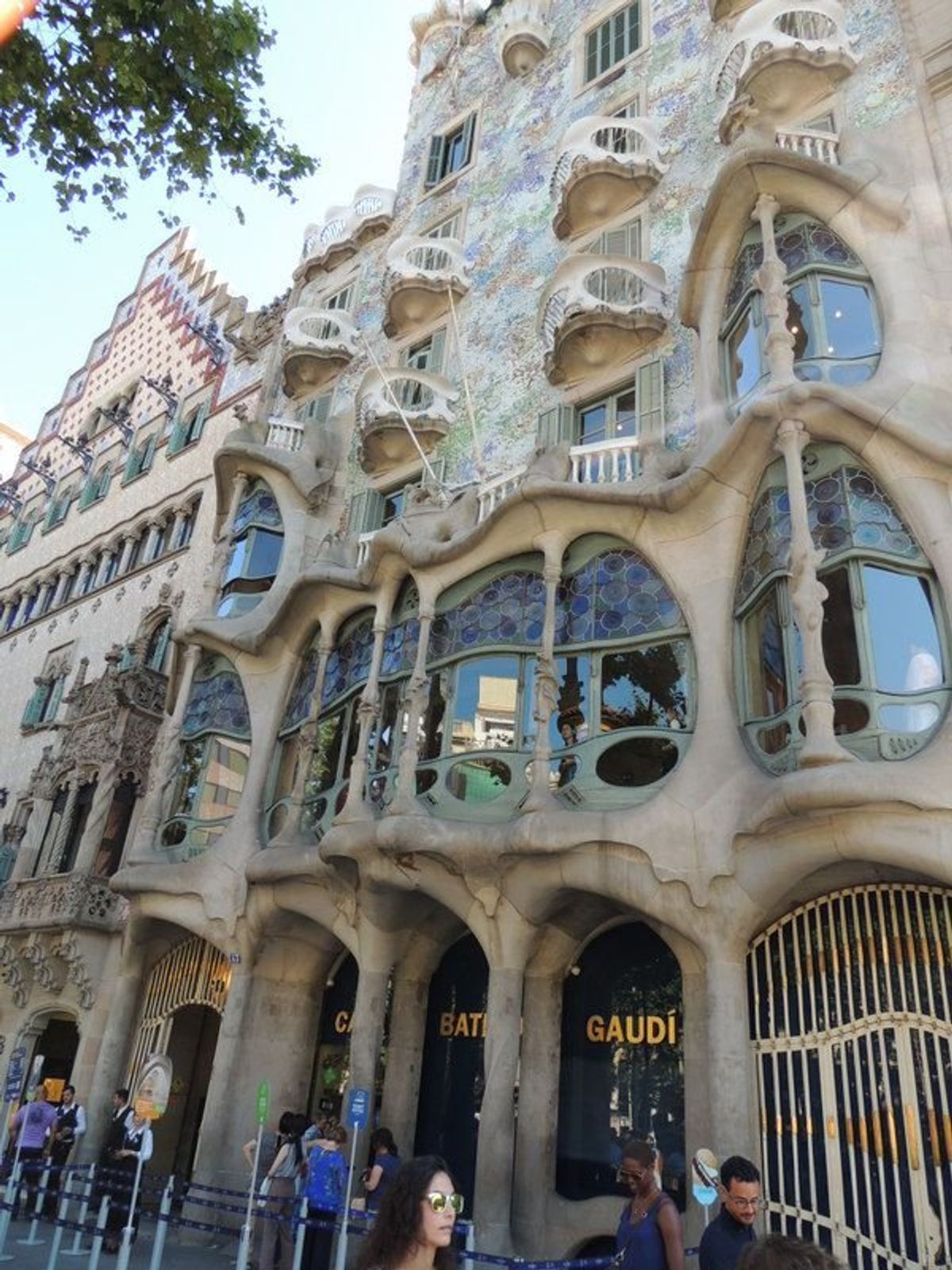 街にはガウディ建築がたくさんあって
どこも入場料を取っていた。