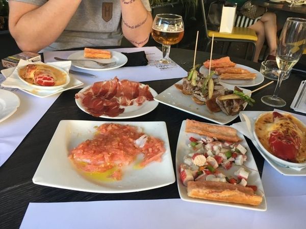 スペイン・バルセロナ「2017年 カタルーニヤ　イビサ」の写真：バルセロナの知人と会う。料理を選んでもら...