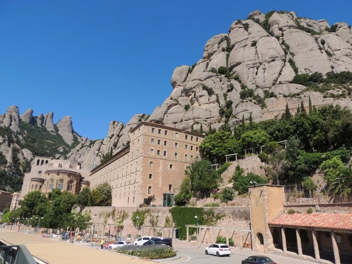 モンセラット。
電車でも行けるがレンタカーで移動。
キリスト教の聖地なんで...