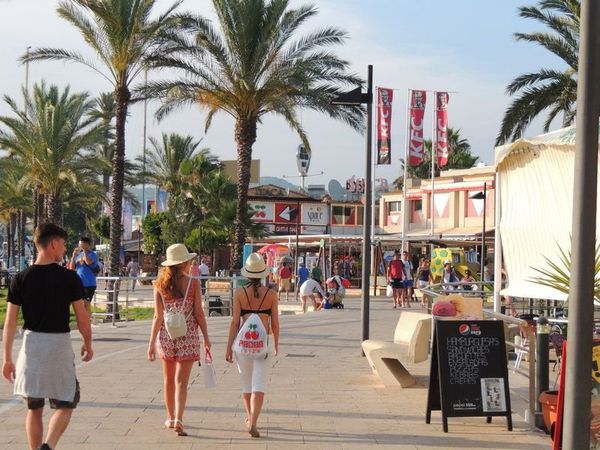スペイン・バルセロナ「2017年 カタルーニヤ　イビサ」の写真：イビサのビーチ通り。ある種の人物たちには...