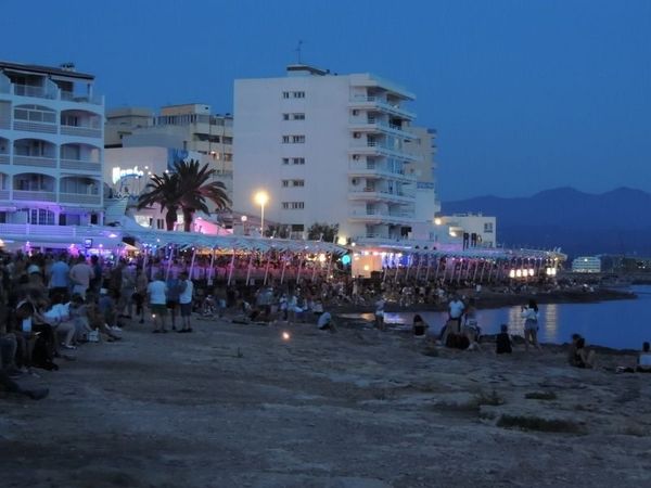 スペイン・バルセロナ「2017年 カタルーニヤ　イビサ」の写真：イビサ島のバル通り、夜の活気はまたひとき...
