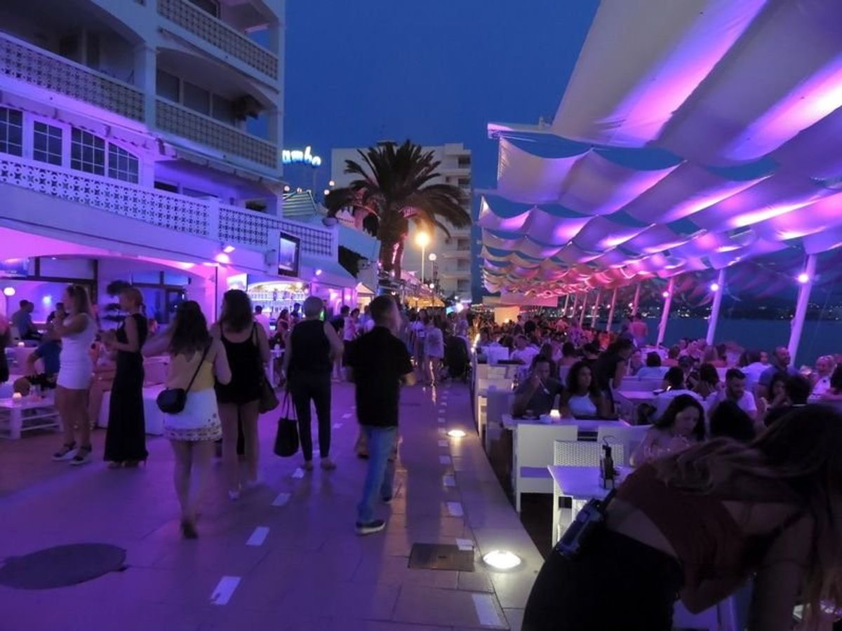 イビサ島のバル通り、夜の活気はまたひときわ本物になっていく。

