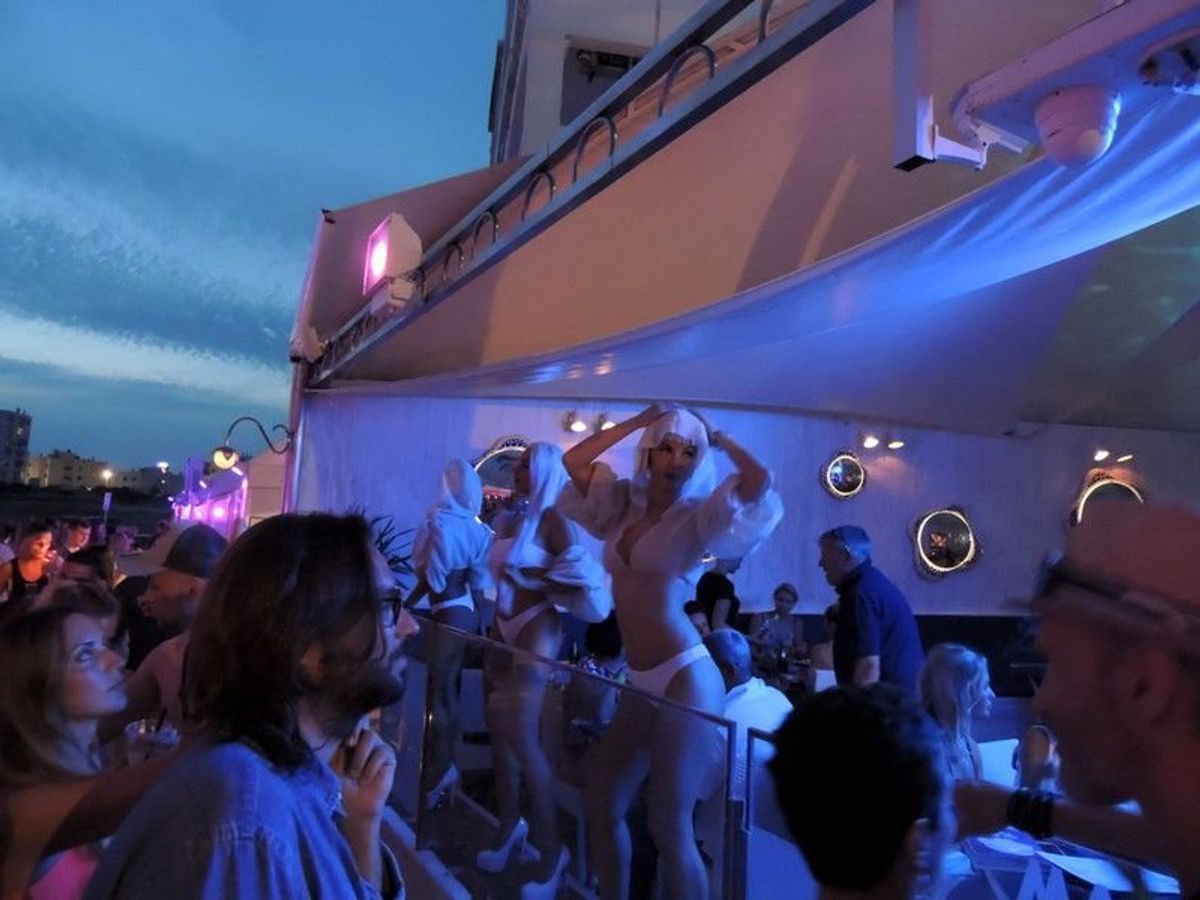 イビサ島のバル通り、夜の活気はまたひときわ本物になっていく。

