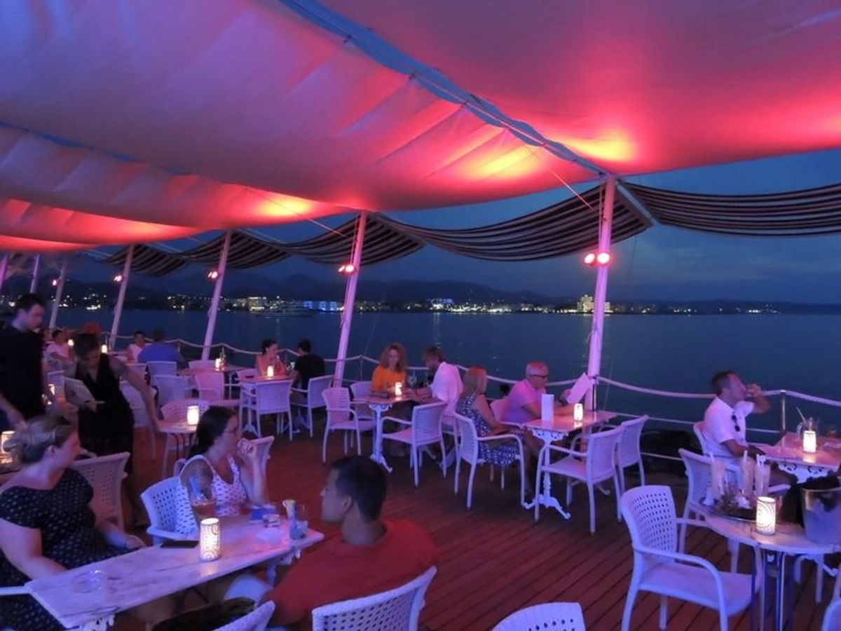 イビサ島のバル通り、夜の活気はまたひときわ本物になっていく。

