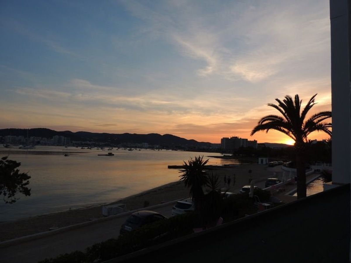 寝室のバルコニーからの朝。こんな贅沢は安旅にはもったいない。

