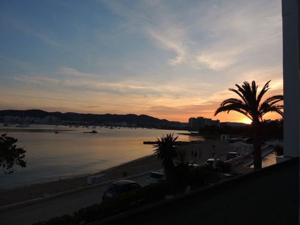 スペイン・バルセロナ「2017年 カタルーニヤ　イビサ」の写真：寝室のバルコニーからの朝。こんな贅沢は安...