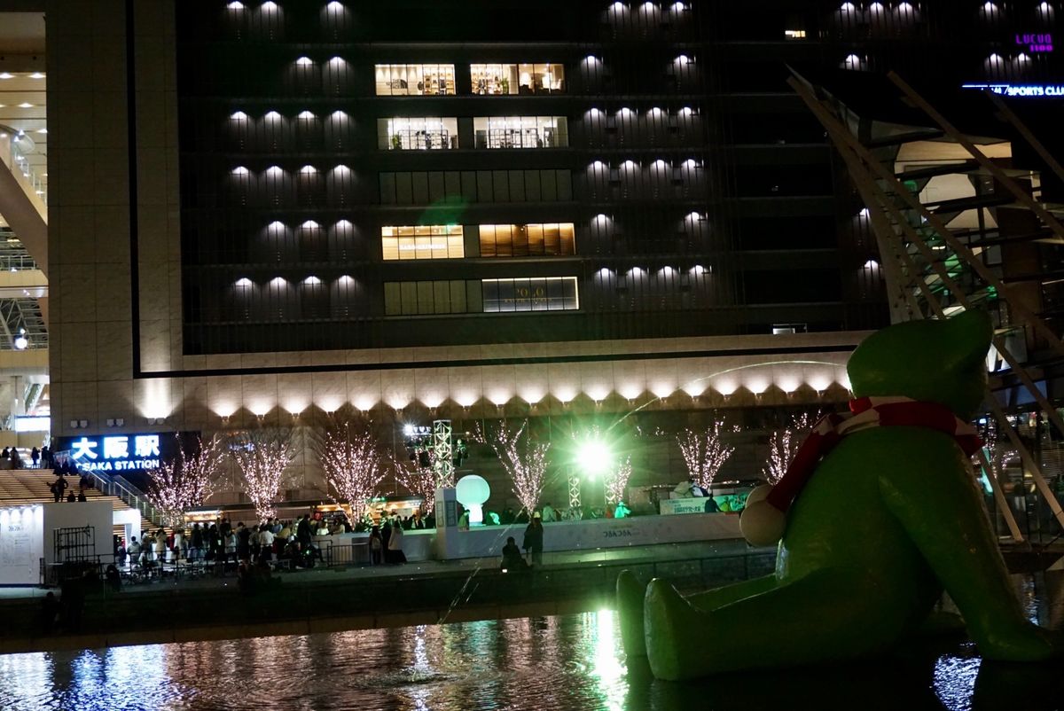 グランフロント大阪の前
うめきた広場というらしい
このみどりのくまはフ...