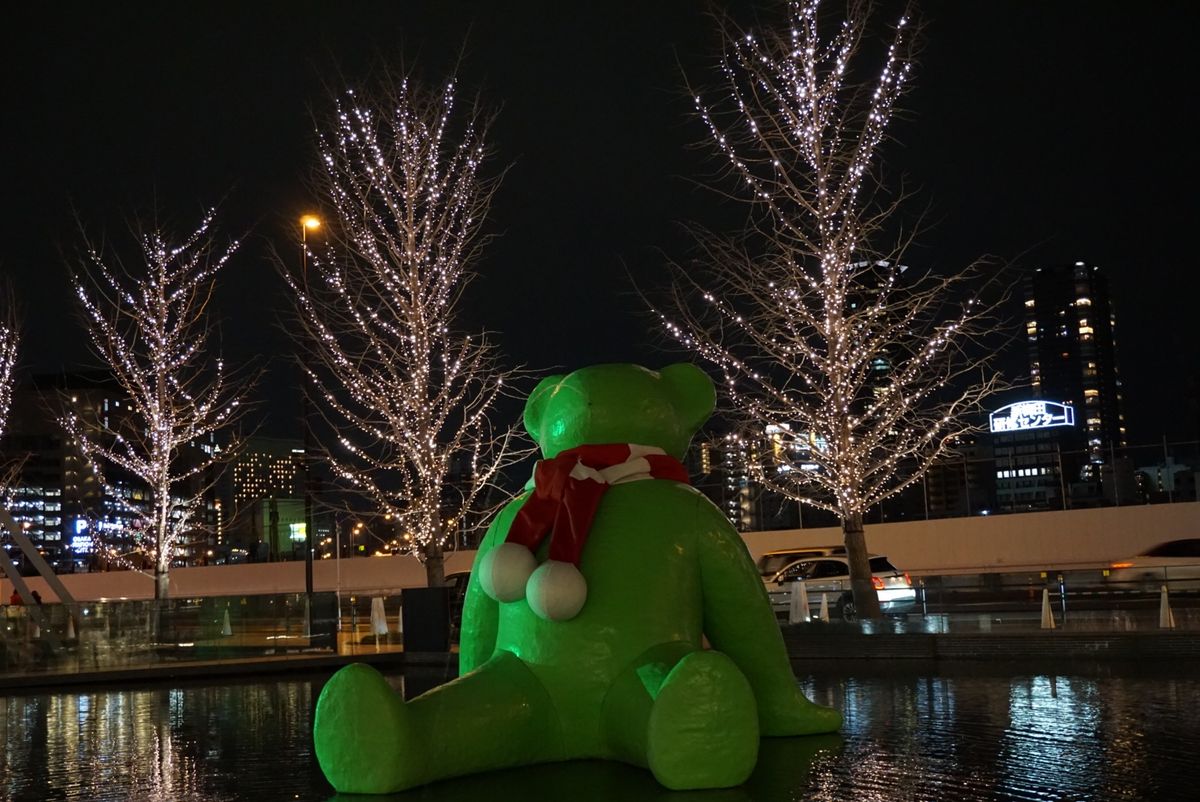 グランフロント大阪の前
うめきた広場というらしい
このみどりのくまはフ...