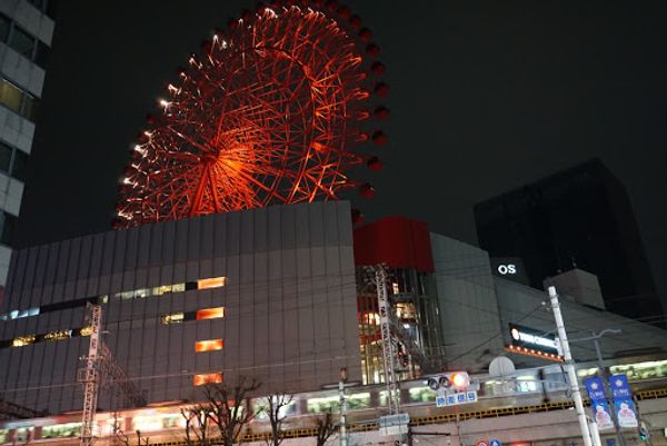 日本・大阪府「帝国ホテル大阪」の写真：ヘップファイブ
若い人が多くてにぎやかだ...