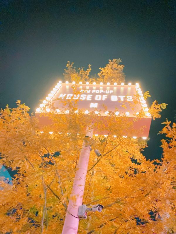 大韓民国 (韓国)・ソウル「〜ソウル〜ヲタ活旅行、人に内緒にしがち🇰🇷」の写真：並んでる途中にこれ撮ってたら「お前横入り...