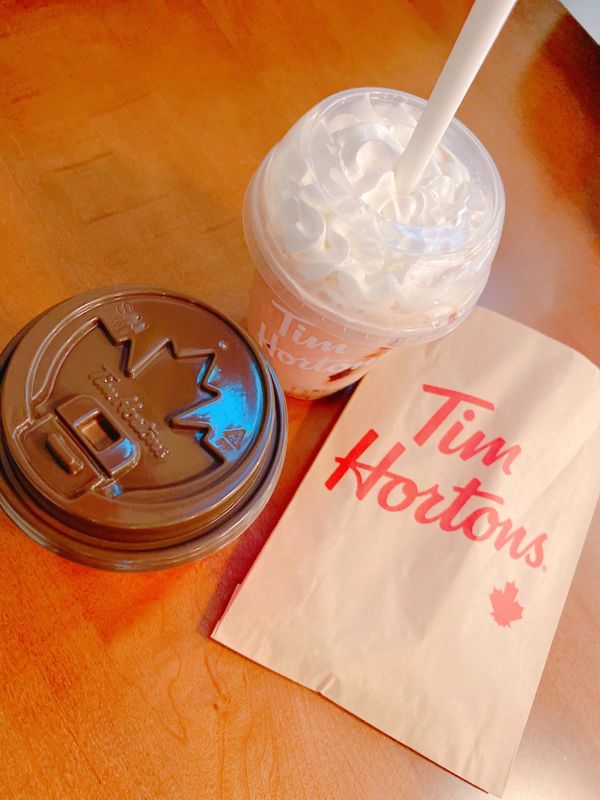カナダ・バンクーバー「〜バンクーバー〜TimHortonsでカナダ在住のフリしがち🇨🇦」の写真:TimHortonsのカップが鬼かわいい