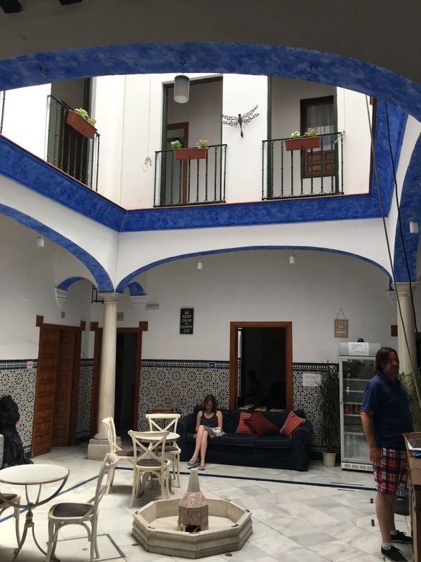 スペイン・コルドバ「2017年 アンダルシアに憧れて」の写真：安宿のロビー。安宿は部屋はよくても水回り...