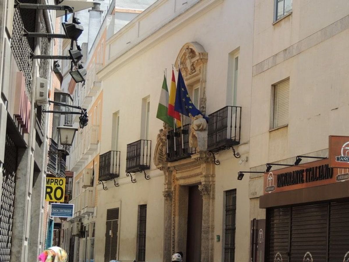 ここセビーリャにはこんな通りがいくつもある、というより普通だ。

