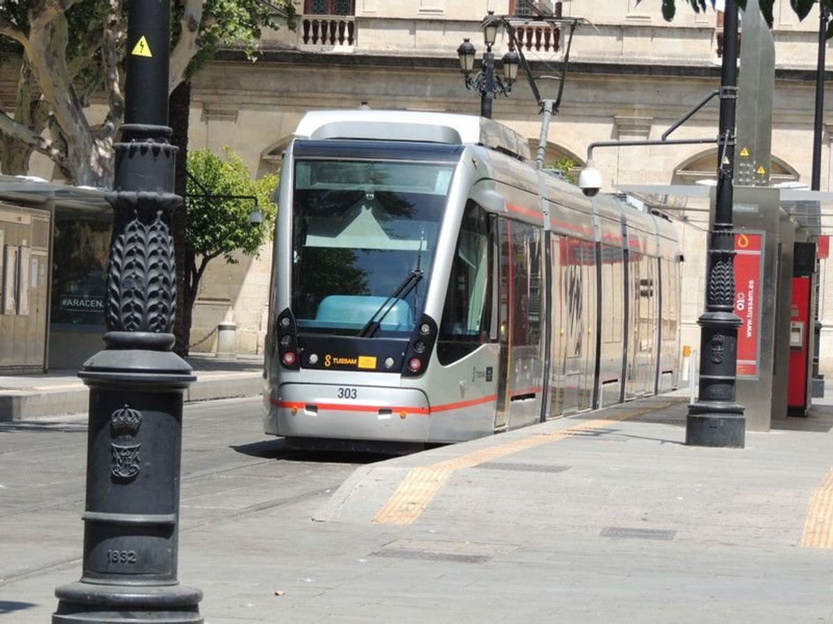 ここセビーリャにはこんな通りがいくつもある、というより普通だ。

