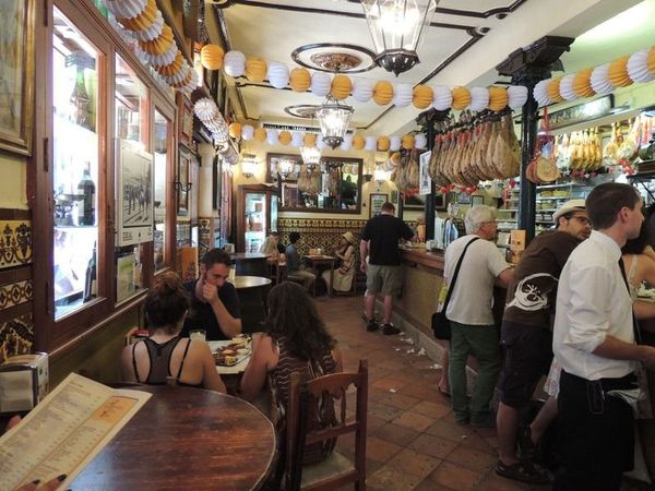 スペイン・コルドバ「2017年 アンダルシアに憧れて」の写真：グラナダで老舗のバーに寄る。