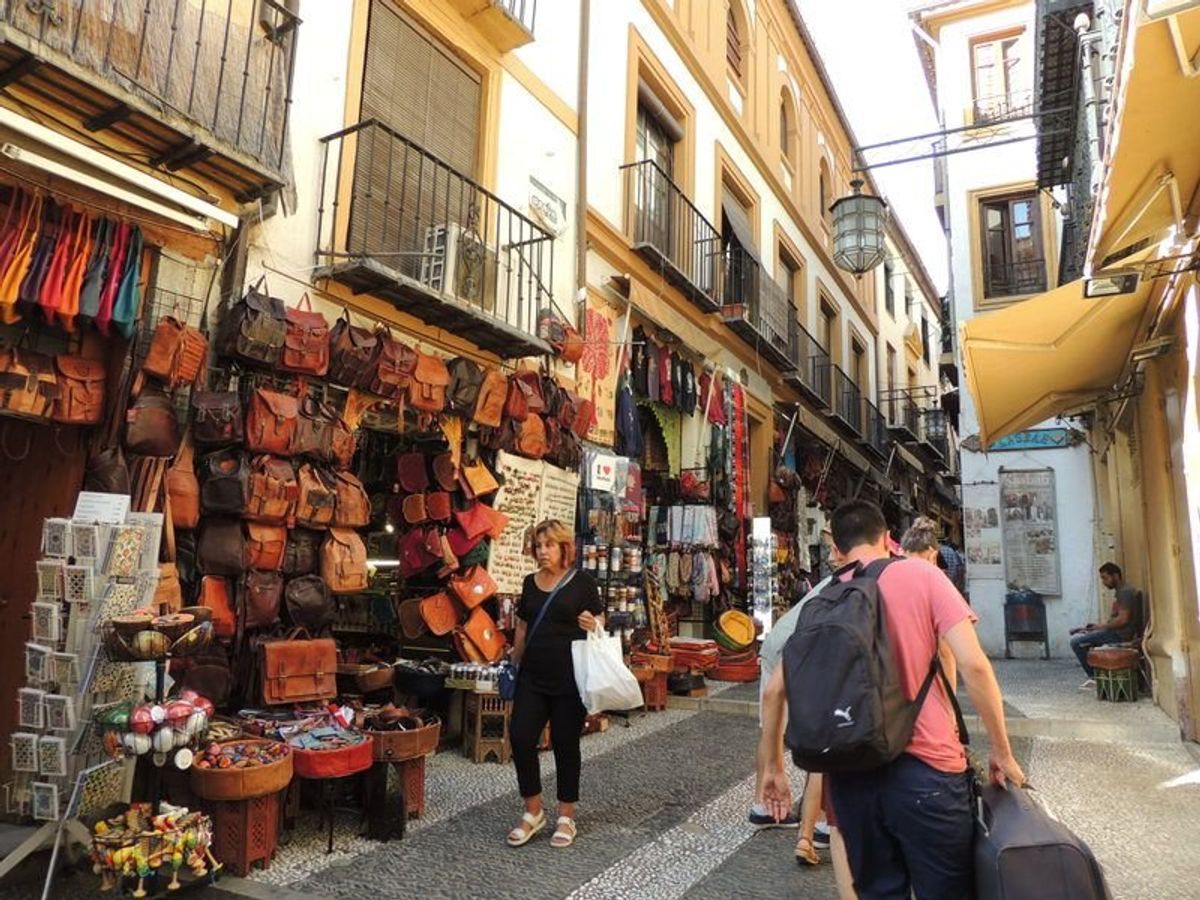 グラナダのアラブ人街。スペイン南部ではムスリムを多く見かける。

