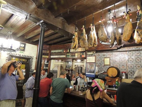 スペイン・コルドバ「2017年 アンダルシアに憧れて」の写真：セビーリャ一？世界一？古いバーに寄る。3...