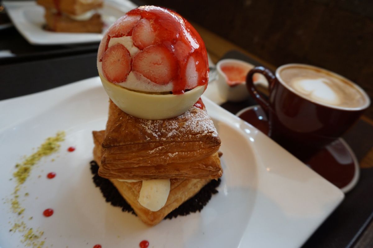 💁‍♀️cacaogreenのいちごパフェ
チョコドームの中にイチゴジェラ...