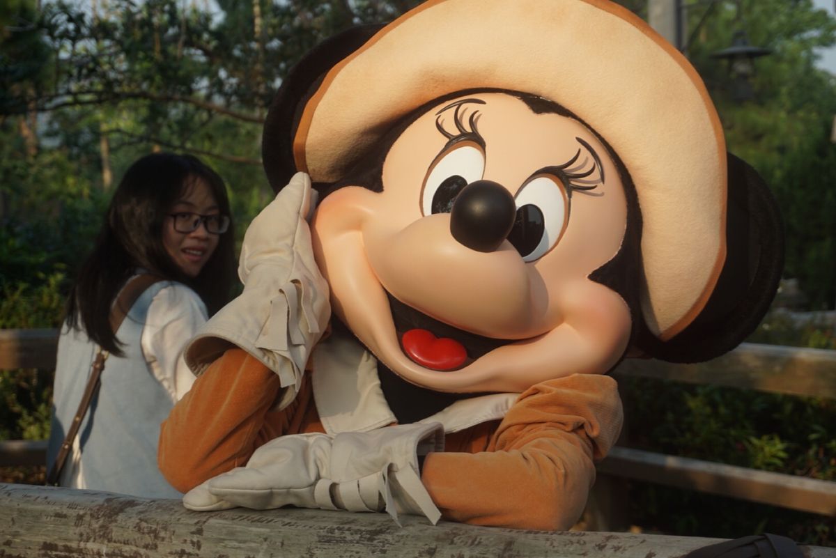 💁‍♀️他人のグリーティングを見ていたらこっちに気付いて近付いてポーズとっ...