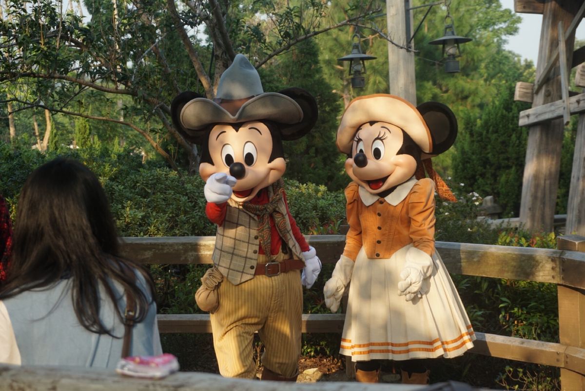 💁‍♀️他人のグリーティングを見ていたらこっちに気付いて近付いてポーズとっ...