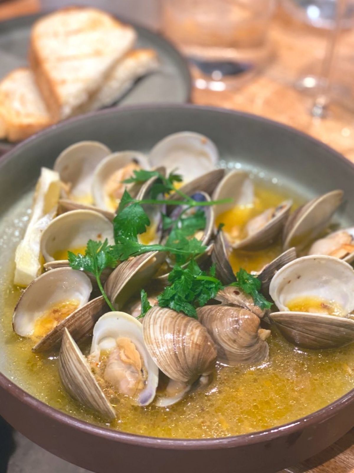 ワイキキのロイヤルハワイセンターにあるアイランドビンテージコーヒーの隣に『...