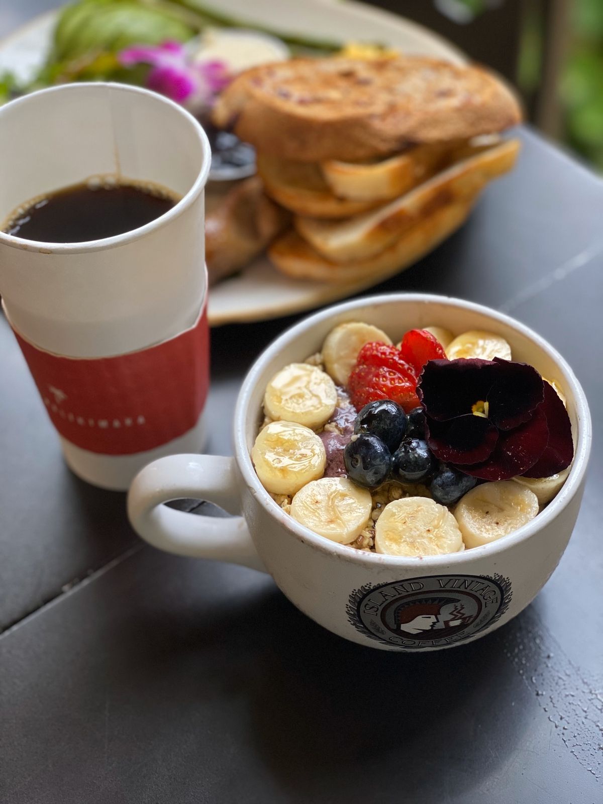 アイスランドビンテージコーヒーのアサイーボウルは美味しいのでいつも食べます。