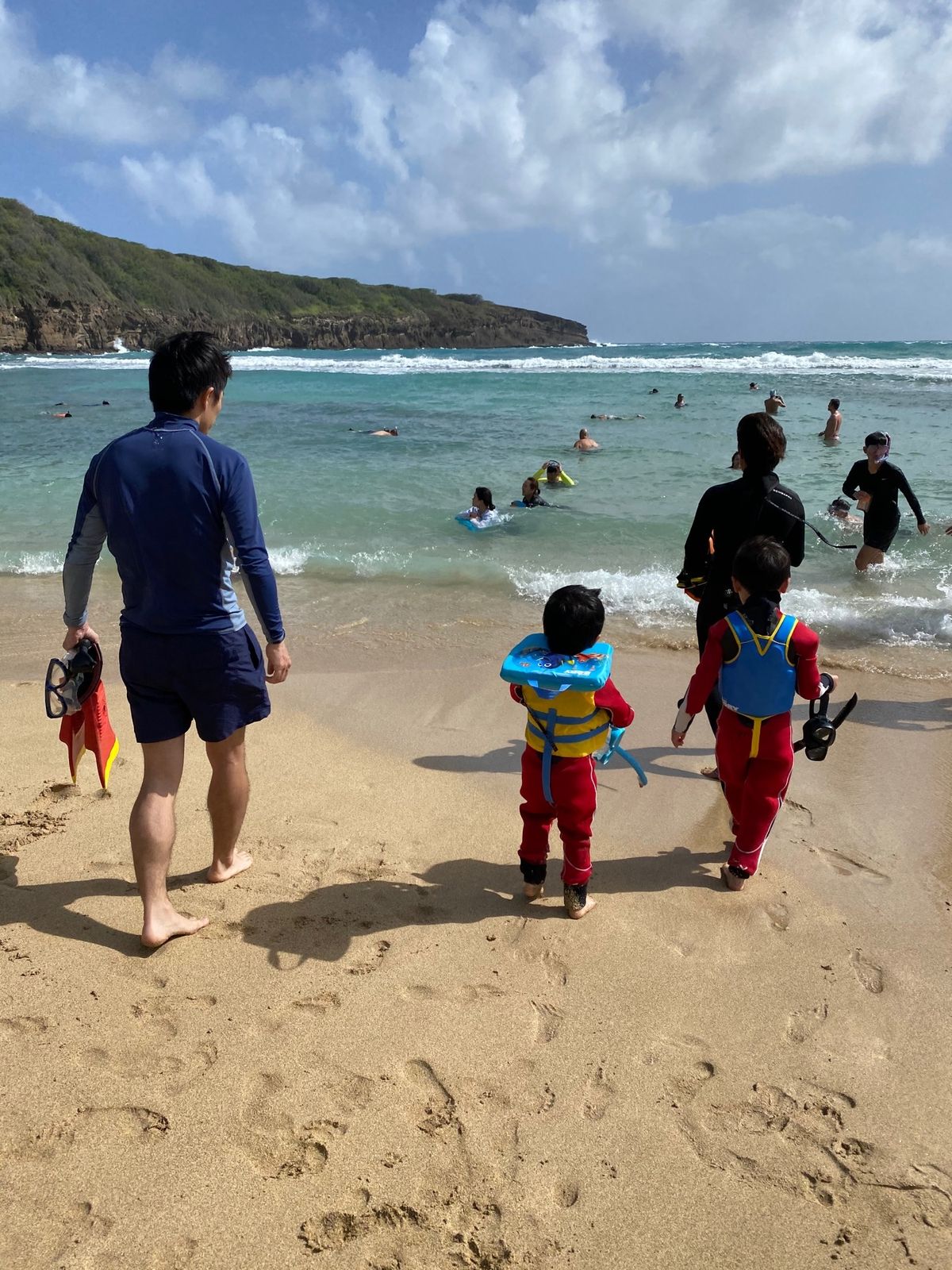 ハナウマ湾でシュノーケリング。

この日は風が強く、少し海が荒れていて、あ...