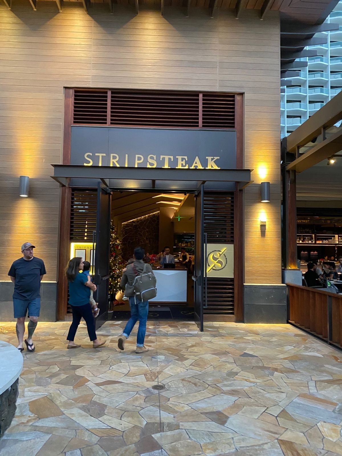 ラストはインターナショナルマーケットプレイスにある『Strip Steak...