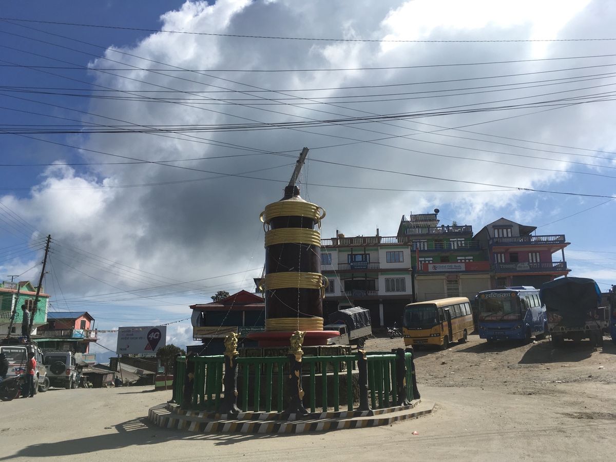 ヒレ、町のモニュメントは大きなトゥンバ、そして実際の木製のトゥンバ。細長く...