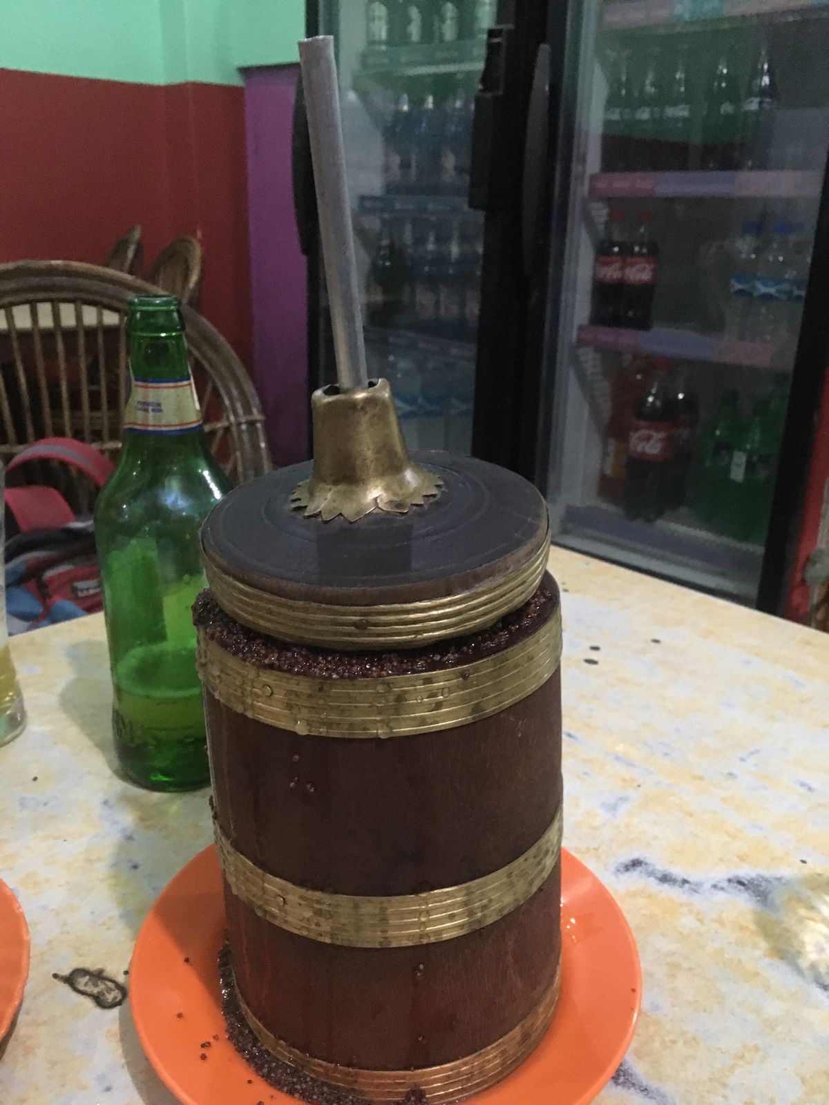 ヒレ、町のモニュメントは大きなトゥンバ、そして実際の木製のトゥンバ。細長く...