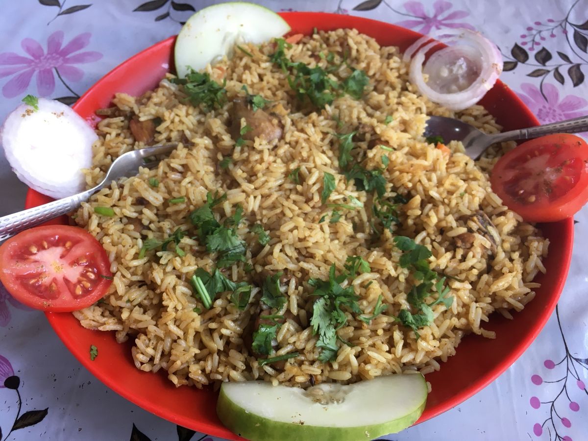 ヒレ、町のモニュメントは大きなトゥンバ、そして実際の木製のトゥンバ。細長く...