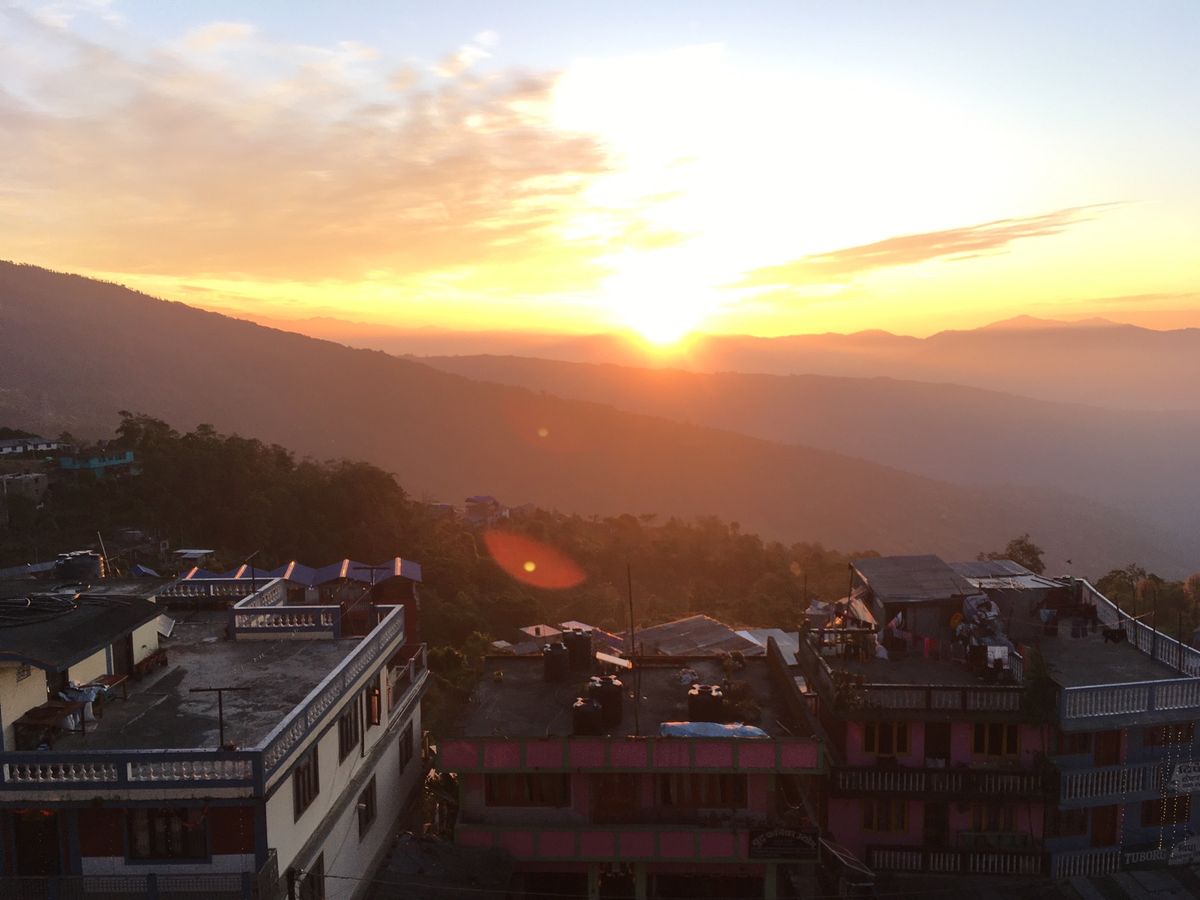 ヒレ。お茶畑が広がる高原の町。