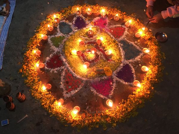 ネパール・カトマンズ「ネパール」の写真:ヒレでは、ちょうどお祭りティハールと重な...