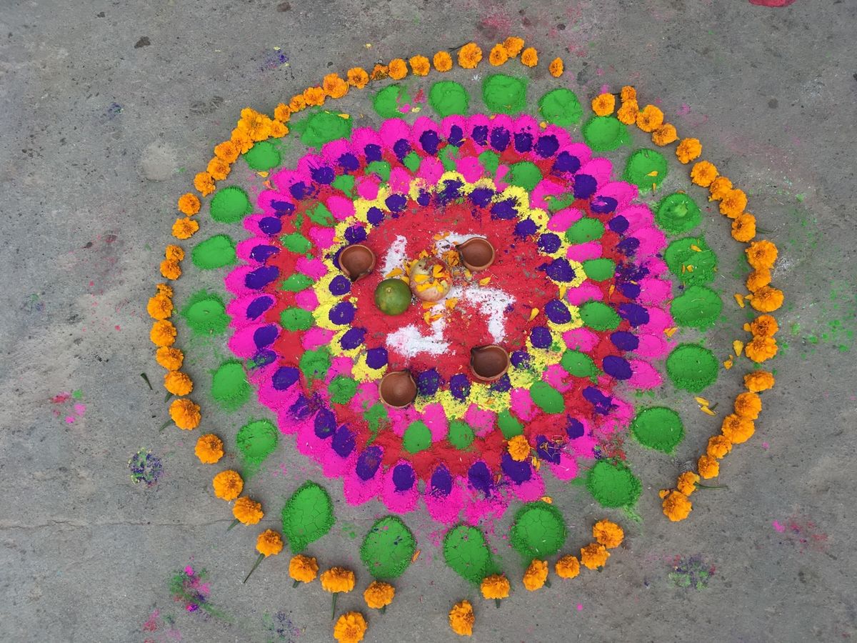 ヒレでは、ちょうどお祭りティハールと重なり、華やいだ雰囲気だった。お祭りの...