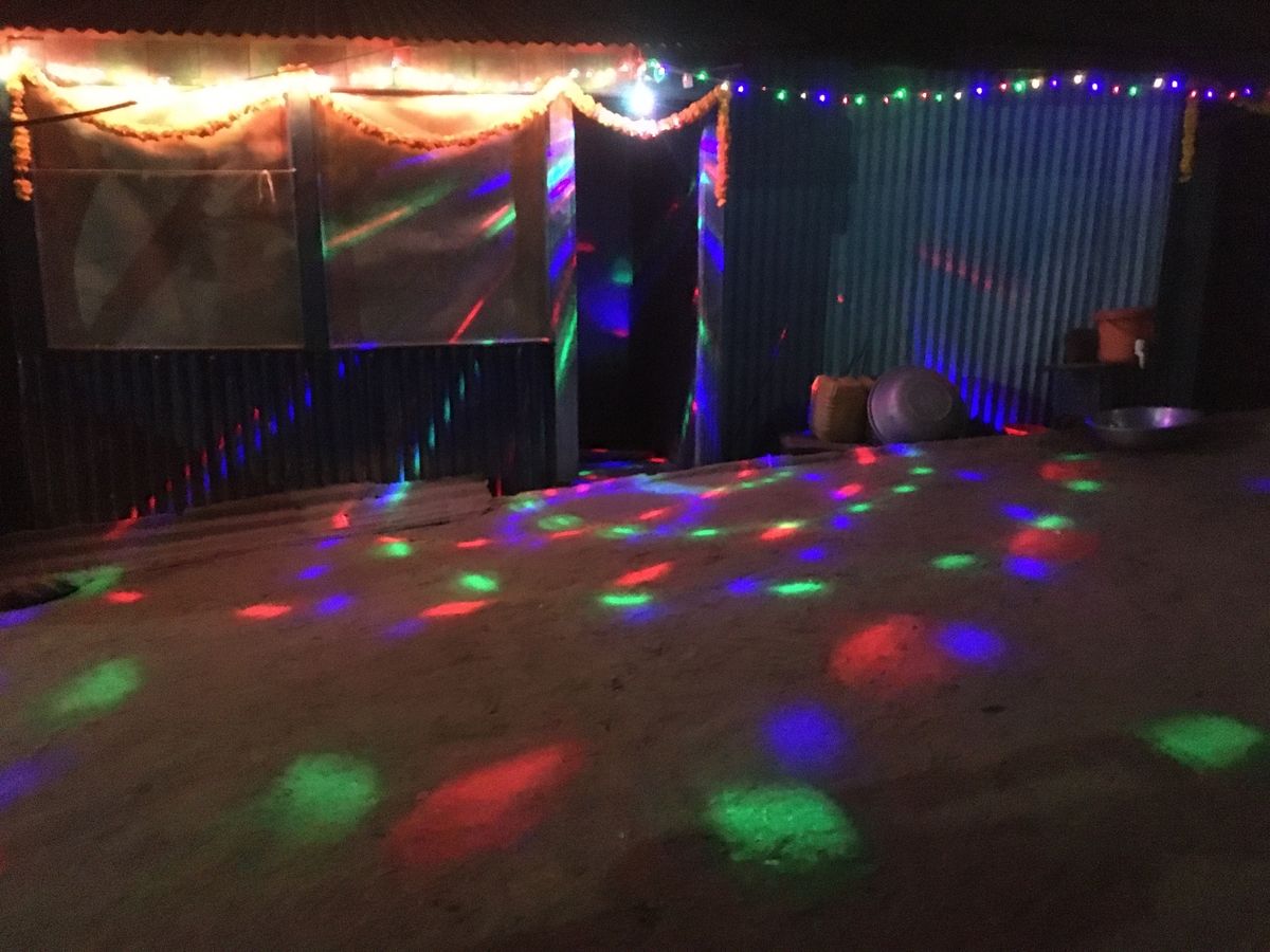 ヒレでは、ちょうどお祭りティハールと重なり、華やいだ雰囲気だった。お祭りの...