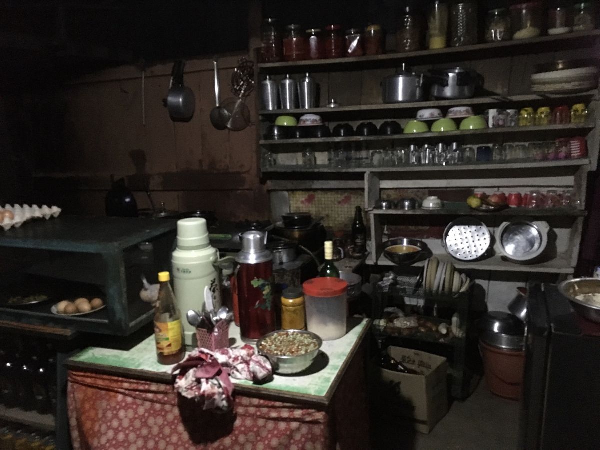 ヒレ、とても落ち着いて雰囲気の良いネパール版小料理屋(写真1, 2)、美人...