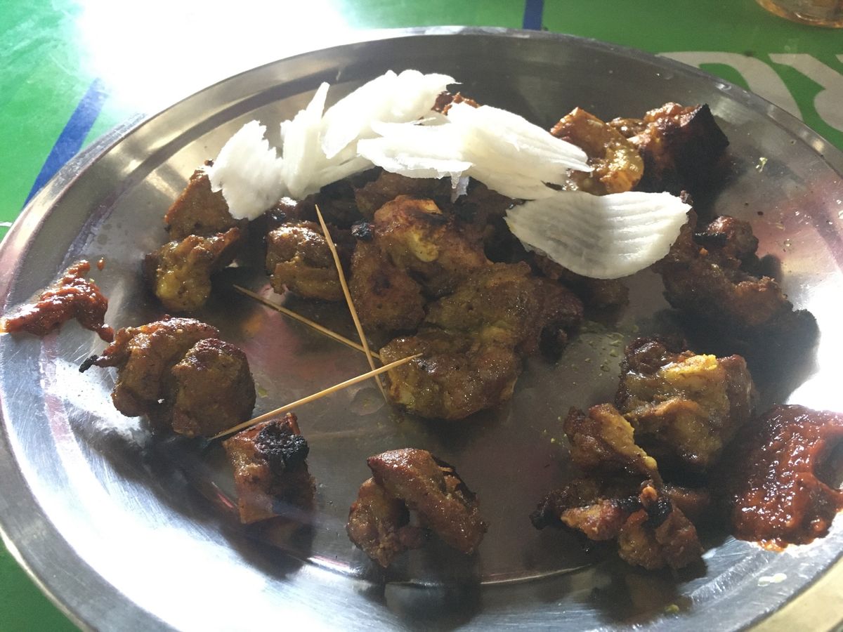 ヒレ、とても落ち着いて雰囲気の良いネパール版小料理屋(写真1, 2)、美人...