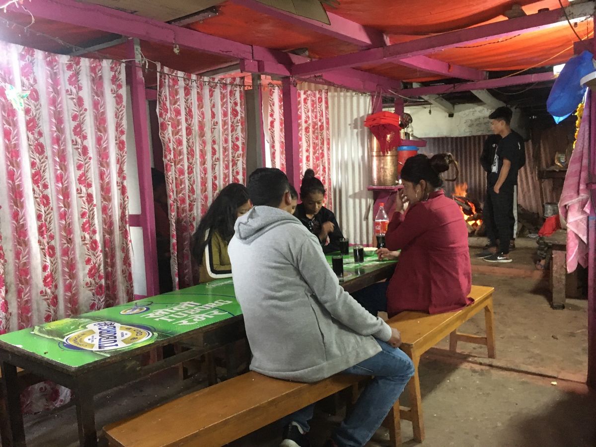 ヒレ、とても落ち着いて雰囲気の良いネパール版小料理屋(写真1, 2)、美人...