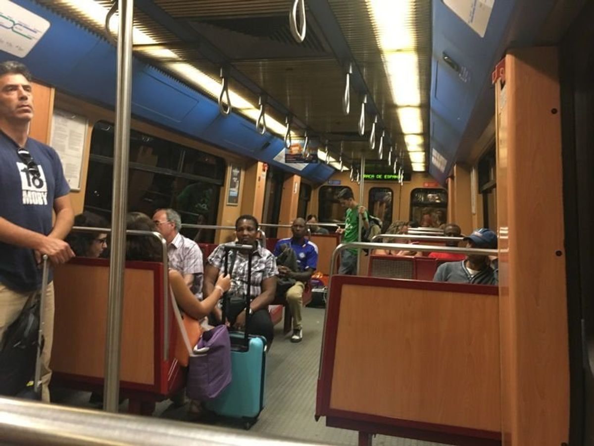 スペインセビーリャからバスで8時間、首都リスボンに到着。バスターミナルから...