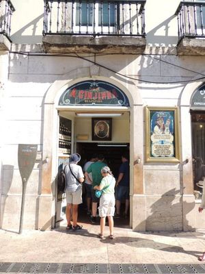 Ginjinhaという有名なお酒を提供する店。

